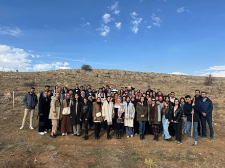 Eğitim Fakültesi öğrencileri fidanları toprakla buluşturdu